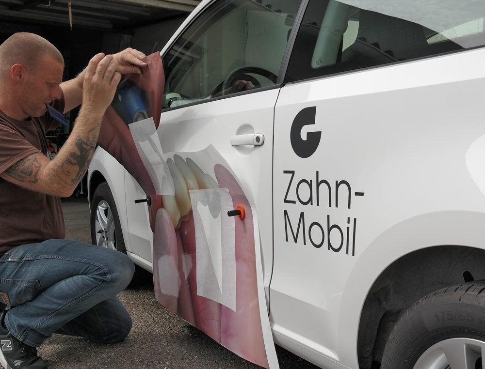 Kaundvau Portfolio Werbemittel Gause und Gonzalez Autobeklebung